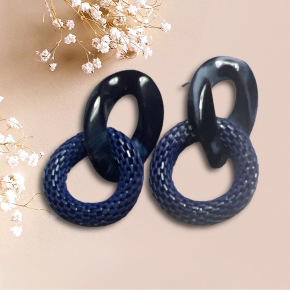 Acrylic Mesh Blue Marbled Linked Circle Stud Earrings - Picture 4 of 5